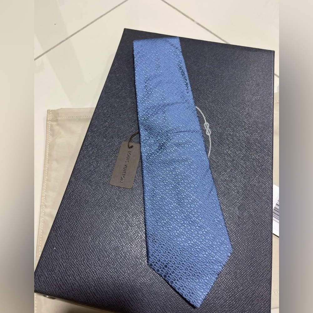 Louis Vuitton Ties - Picture 2 of 5